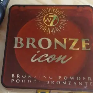 En w7 icon bronzer, bronzer använd upp till max 4 gånger, förutom att den har ett litet hack i sig. 💕Suprise free gift till också vid snabbt köp) 