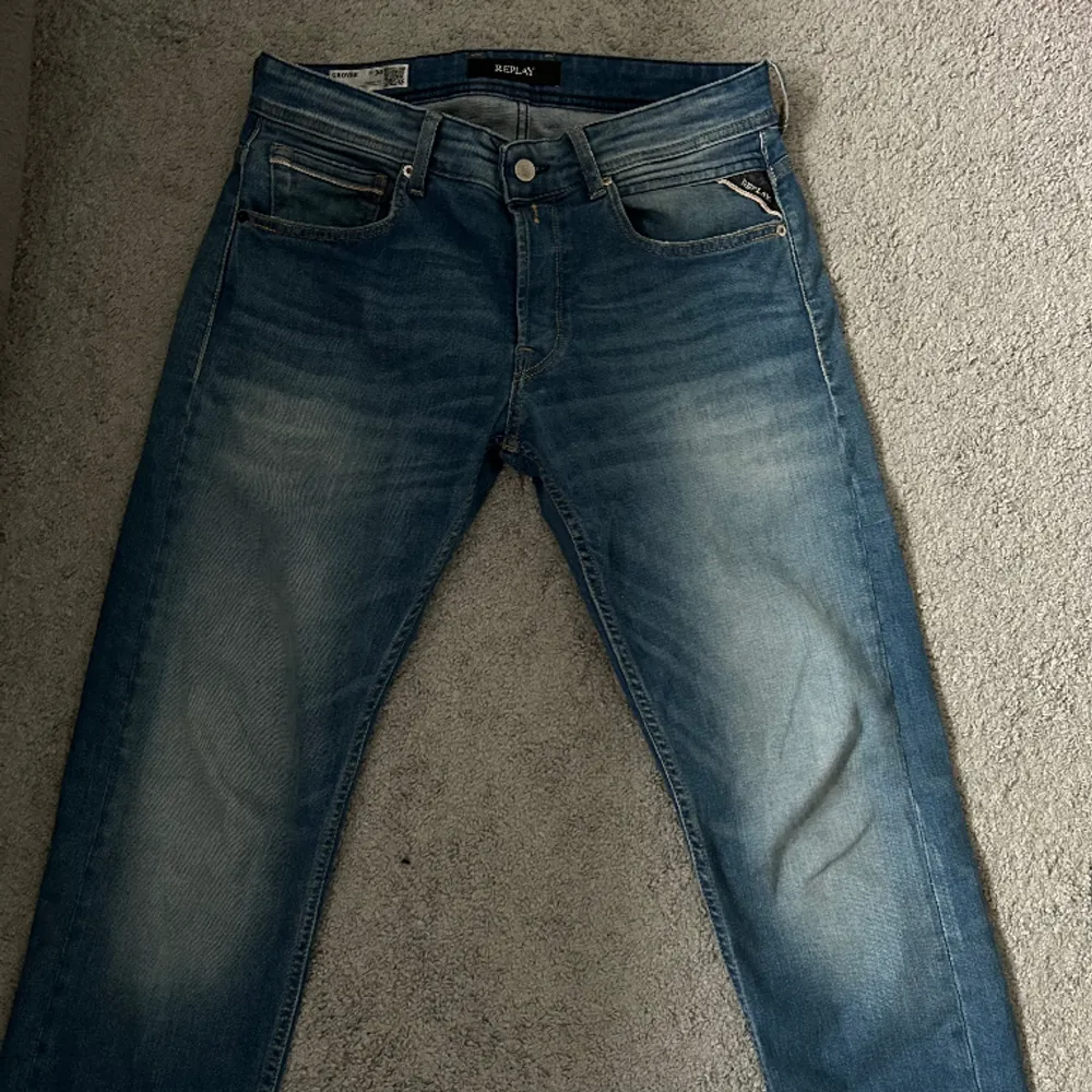 Replay jeans | Skick: 10/10, Endast testade | Storlek: 30/30 | Nypris: 1799 | Pris: 399 | Fraktar via postnord eller instabox 🚚📦 | Hör av dig vid minsta fråga eller fundering |. Jeans & Byxor.