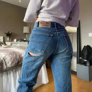 Säljer dessa straight jeans från crocker med hål under höger bakficka vilket är en såå cool detalj!  storlek 30/32, innebenslängd 80cm. Skriv vid frågor💓💓💋