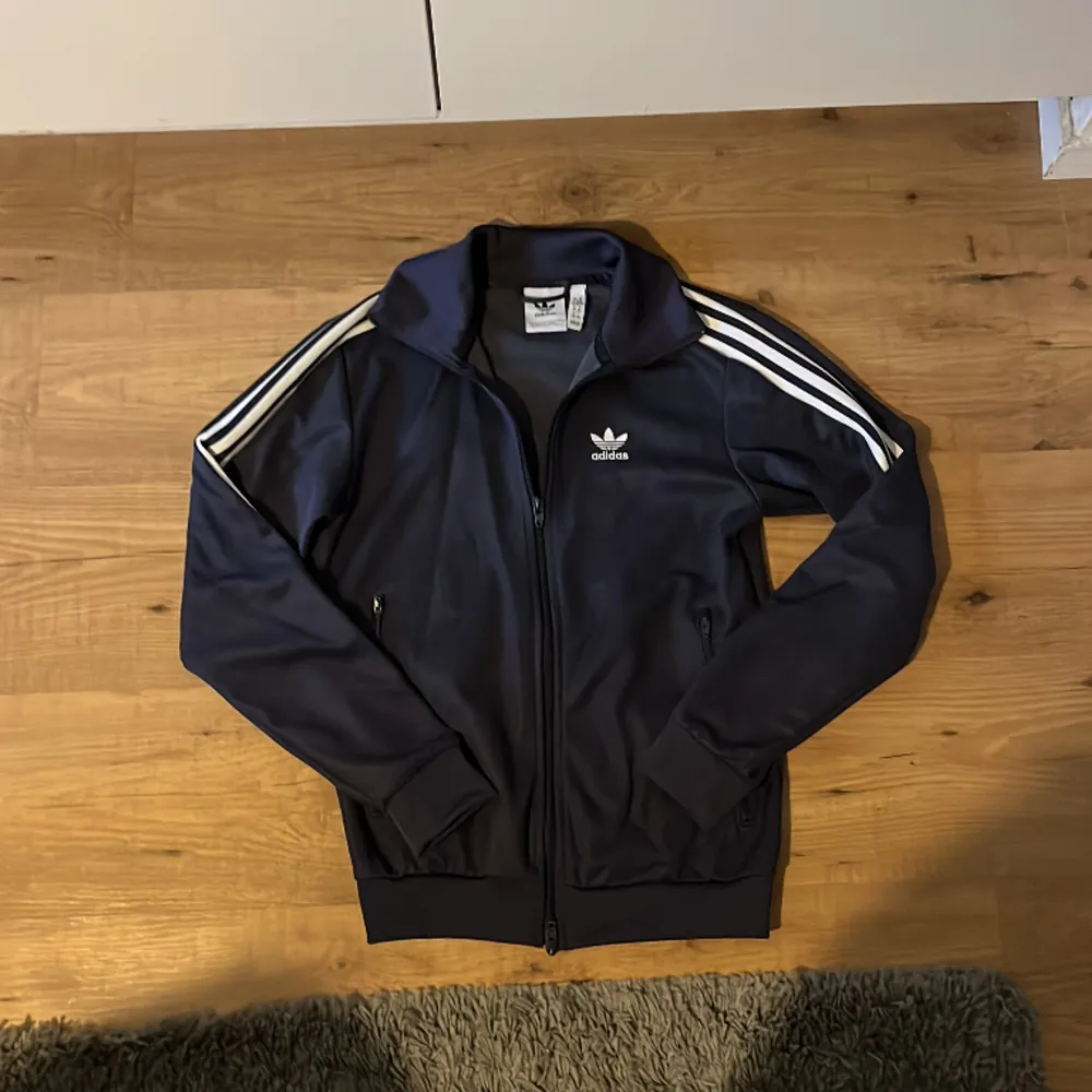 Adidas tröja med full zip Fint skick (Priset är inte hugget i sten) . Hoodies.