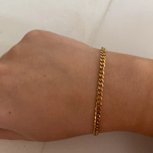 Armband  - Ett fint armband i rostfritt stål! Säljer för jag råkade köpa fel färg💕 Skulle säga att den passar bäst på män men kvinnor också 💕 Helt oanvänd!!