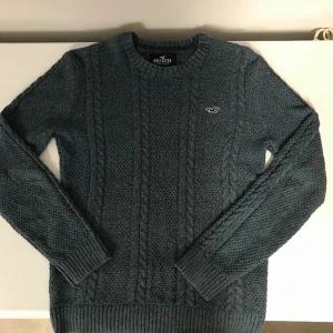 Tröja från hollister - Snygg mossgrön stickad tröja från Hollister. Storlek XS passar både tjejer och killar.