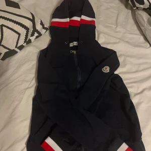 Moncler zip xs- s - Bra skick men dåliga bilder