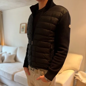 Moncler cardigan - Tjena! Säljer nu min sjukt feta Moncler cardigan i färgen svart. Storlek M, sitter mindre i storlek. Skick 9/10, inga defekter. Nypris ~9000kr Mitt pris 5200kr. Pris ej hugget i sten!