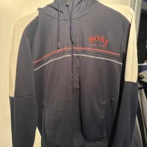 Olika märkesplagg - Mörkblå Hugo boss, Storlek L 450kr Grå Hugo Boss, XL Slimfit, Sitter som en L 450kr Nike tech storlek M 399kr  Möts i Eskilstuna eller fraktas! 