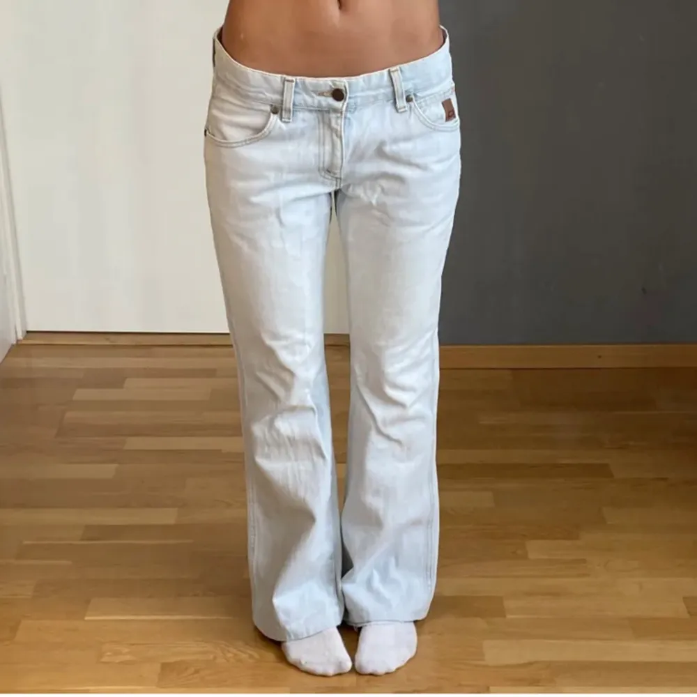 Säljer dessa skitsnygga lågmidjade jeans i fint skick, enda defekten är att en ögla runt midjan har gått sönder men inget man tänker på!. Jeans & Byxor.