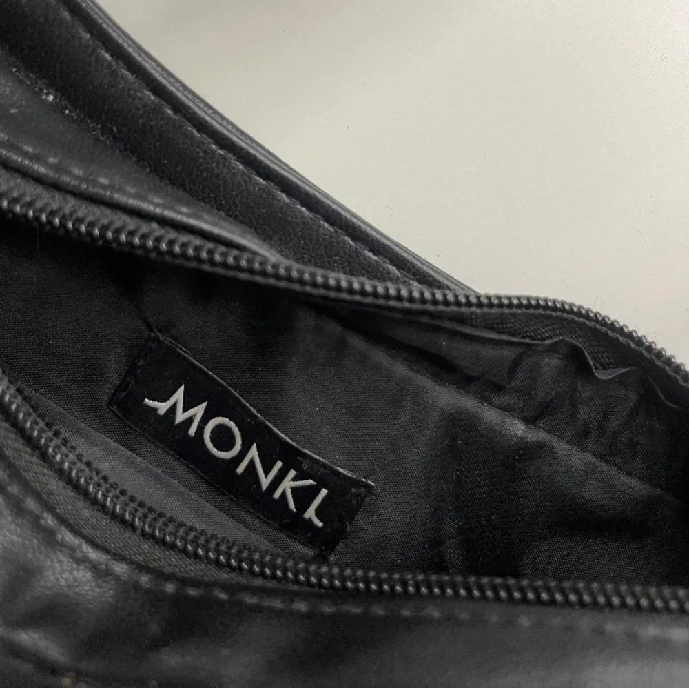 Säljer denna svarta väska ifrån monki.  Använd 1 gång. Kom Orvar för att diskutera pris eller för fler bilder💕. Väskor.