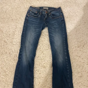 Mörkblå Ltb jeans i modellen valerie - Mörkblå Ltb jeans i nyskick. Jeansen är inte mycket använda och är i jättebra skick. De är i storlek W25 och L30. De är lågmidjade och bootcut.