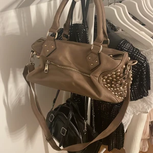 så cool väska!! - Unik väska köpt här på plick, men som tyvärr inte riktigt kändes som min stil. Kom gärna med prisförslag🥰jättefin beige/brun färg och rymlig väska❣️
