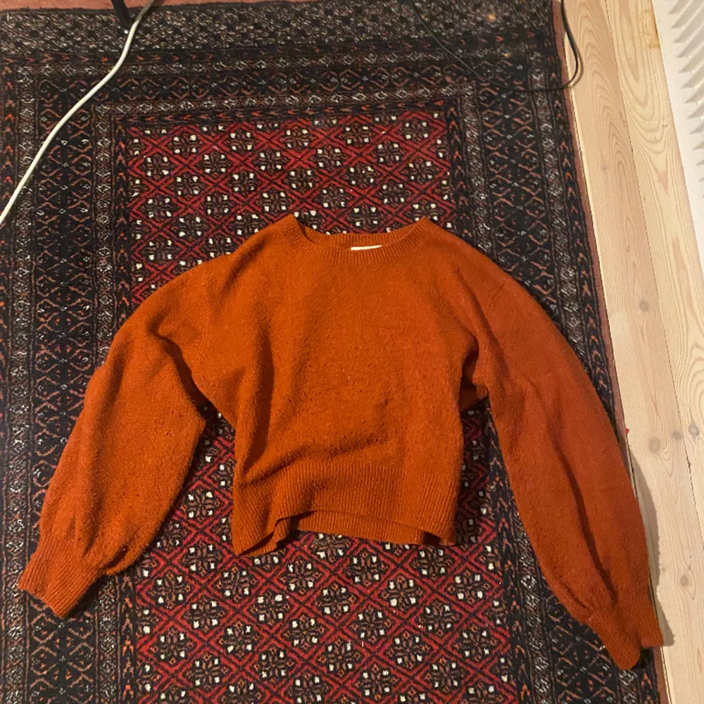 Orange/ bronz färgad tröja. Stickad och har en cropped fit som passar bra till lågmidjade jeans etc. (Är nopprig❗️men kan nog fixas)Säljes pågrund av att den inte kommer till användning. . Stickat.