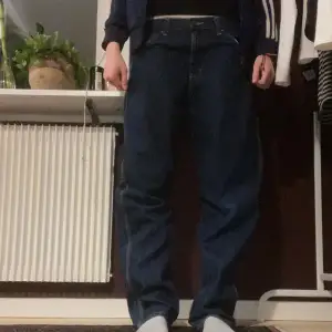 Mörkblåa ”baggy”/straight fit diesel jeans. Kan ha dom lågmidjat eller mid rise. Snygga och säljes pga att de inte kommer till användning