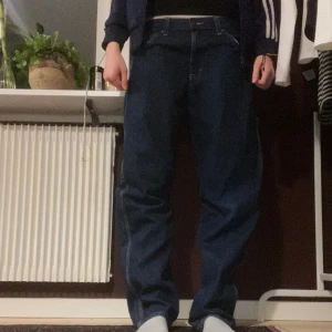 Diesel jeans baggy - Mörkblåa ”baggy”/straight fit diesel jeans. Kan ha dom lågmidjat eller mid rise. Snygga och säljes pga att de inte kommer till användning