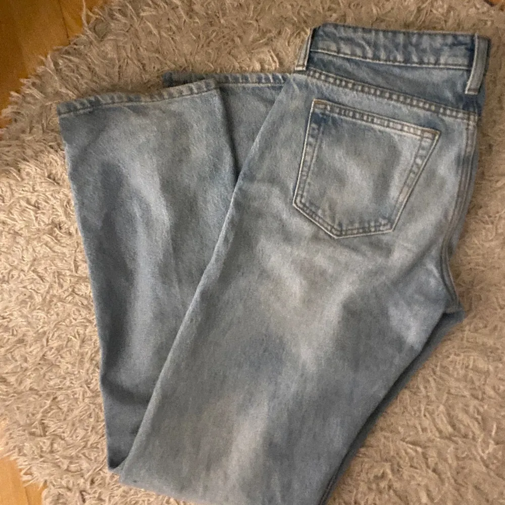 Säljer nu mina jeans från Weekday i modellen low arrow! Använda fåtal gånger så inga defekter! Nypris: 590kr. Jeans & Byxor.