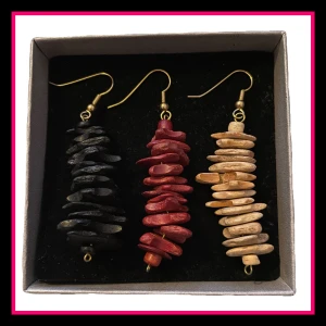 3 par örhängen🩷 - Jag säljer dessa 3 par supersöta örhängen i svart, vinrött och benvitt. Alla 3=120kr.  har inte riktigt kommit till användning. Jag säljer dem då dem är ganska coola och förtjänar att bli burna! Skriv gärna vid frågor eller fler bilder!💗