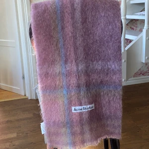 Acne halsduk - Superfint skick! Använd ca 5 gånger. 200x32 cm. 33% alpacka 25% ull 22% nylon 20% mohair