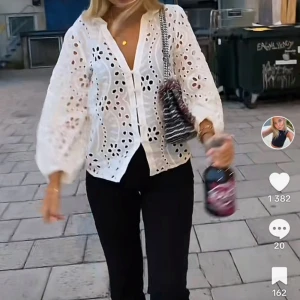 Blus  - Fin blus från shein! Säljer då den är lite för liten för mig💗