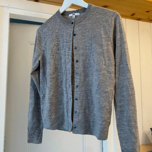 Kofta grå - Grå kofta från uniqlo, i väldigt bra skick! Superfin men sitter lite för tajt på mig för min smak tyvärr:(⭐️