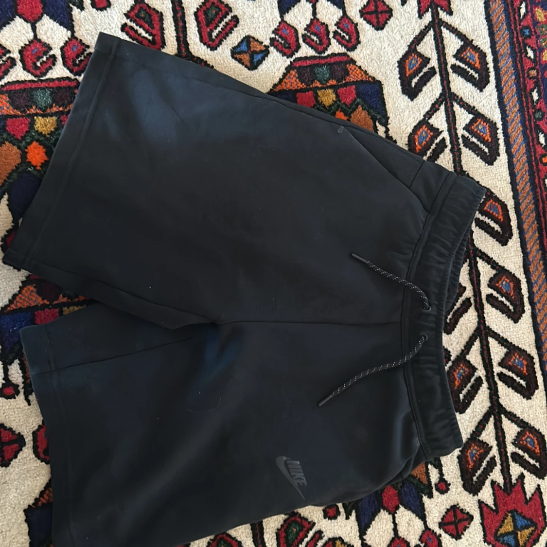 Svarta Nike tech shorts
