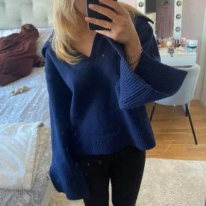 Snygg stickad tröja ifrån Gina💙 - Jag säljer denna super sköna och snygga mörkblåa tröja som tyvärr ej kommer till användning, använd 1 gång endast därför är den i bra skick!!💗pris kan diskuteras 