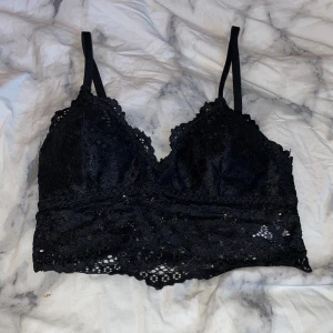 spets bh - säljer den här spets bh.  den va för stor för mig så därför säljer jag den. den är i xs och den sitter skönt. är i fint skick och aldrig använd