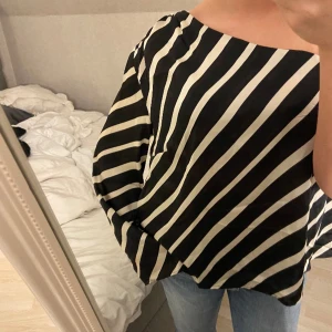 One shulder topp  - En jättegullig topp från hm som knappt är använd för att den är lite för stor för mig ❤️
