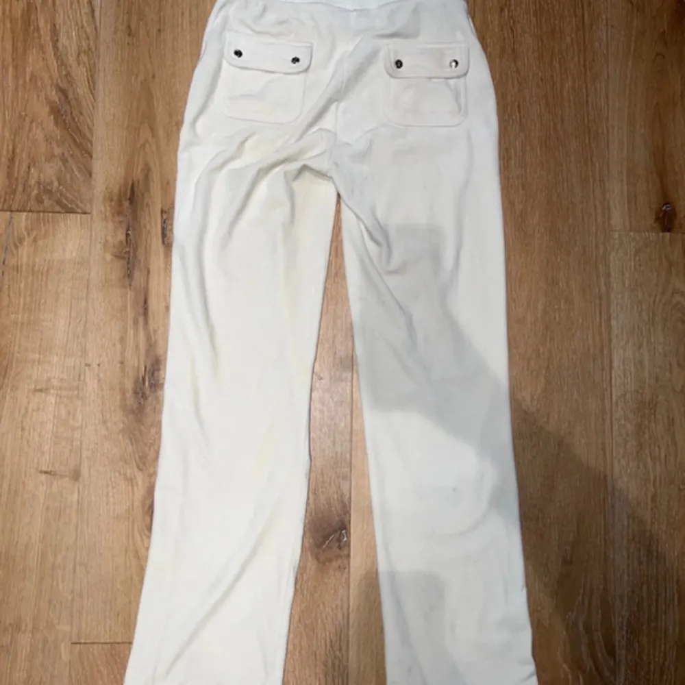 Size S / small colour cream / sugar swizzle juicy couture del ray pocketed tracksuit bottom pants elasticated waistband w drawstring so could fit size xs - m super cute silver detailing worn once or twice good condition some very small marks on back. Jeans & Byxor.