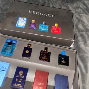 Säljer ett helt oanvänt Versace parfym set då den är 5ml stora. Pris 350 men kan även diskuteras vid snabb affär.