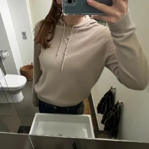 Soft goat hoodie - Säljer denna nästan helt oanvända kashmir hoodie från soft goat! Köpt för ca 2500kr❤️