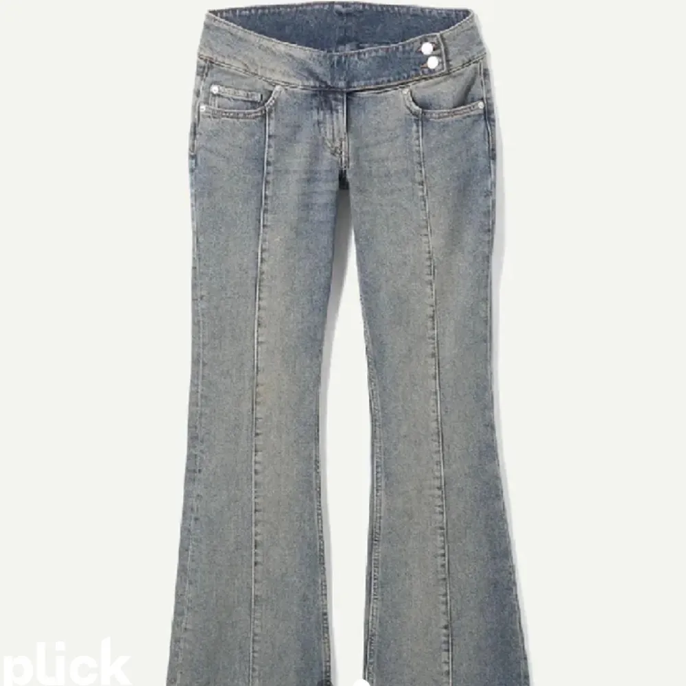 Säljer dessa super snygga unika weekday jeans då de tyvärr är för stora för mig! Det är storlek 32 men förra ägaren har satt tråd i så de passa mindre och större, jag är 170 o de passar bra i längden om inte lite långa! Hör av dig för frågor❤️. Jeans & Byxor.