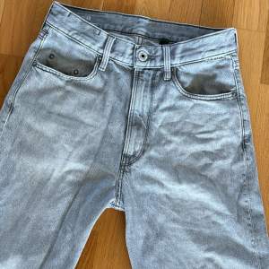Ljusgråa jeans G-star TYPE 49, Relaxed Straight. Skick 6,5/10 då de är slitna ner till bak, se bild. 