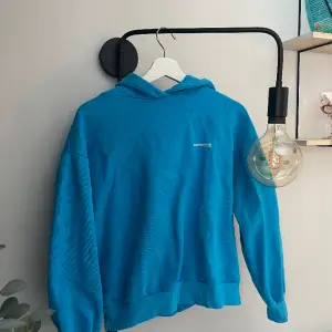 En blå hoodie från Pull & Bear i storlek S, bra skick! Kontakta vid frågor🩵