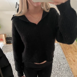 Stickad tröja  - En jättefin stickad tröja med v ringning och krage från Gina tricot. Använd fåtal gånger inga defekter nypris 400kr