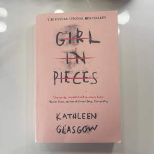 Girl in pieses,Kathleen Glasgow. Väldigt populär bok. Inte målat eller highlightat nånting i boken. Originalpris: 149kr
