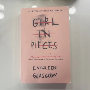 Girl in pieses - Girl in pieses,Kathleen Glasgow. Väldigt populär bok. Inte målat eller highlightat nånting i boken. Originalpris: 149kr