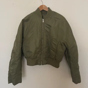 BOMBERJACKA - Bomberjacka från Gina tricot. Använd fåtal gånger. Som ny! 