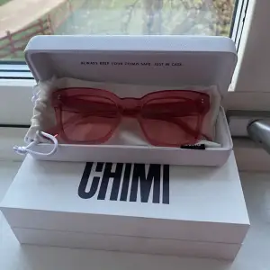 Säljer ett par oanvända glasögon från chimi eyewear. De är i färgen guava o modellen 005. Har aldrig fått nån användning av de så de är helt oanvända:) 