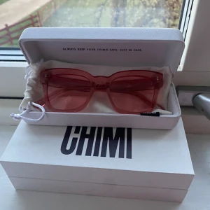 Chimi guava #005 - Säljer ett par oanvända glasögon från chimi eyewear. De är i färgen guava o modellen 005. Har aldrig fått nån användning av de så de är helt oanvända:) 