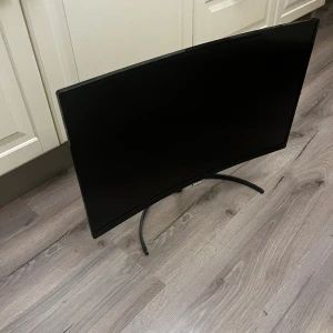 Curved Monitor - Köpt för 3500kr för 2 år sen men funkar fortfarande bra för både spel och andra saker. Skriv för mer bilder. 👍 