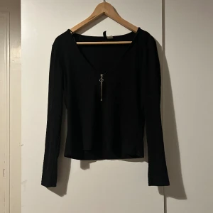 Svart långärmad  - I gott skick, använt fåtal gånger stl M, köparen står för frakt 