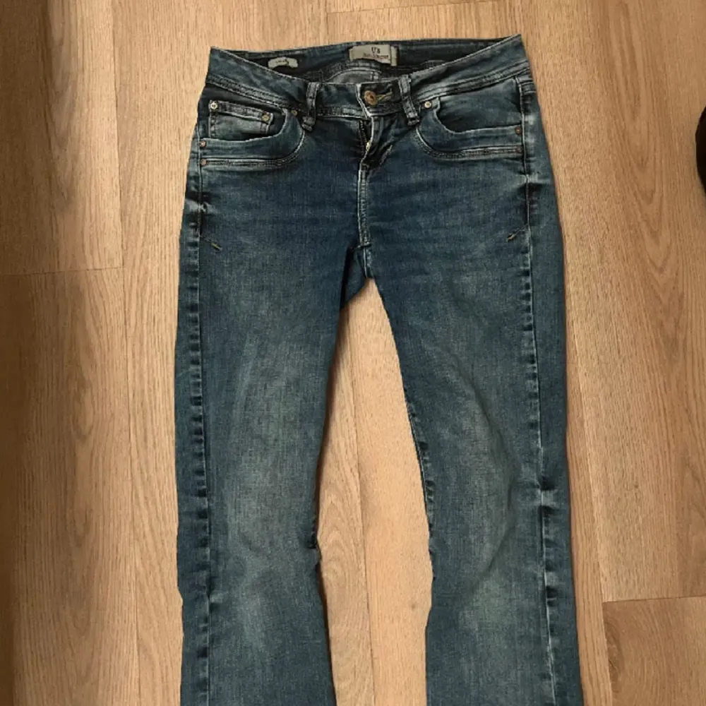 Säljer ltb jeans i bra skick. Stl w23 l30. Nypris 900kr . Jeans & Byxor.