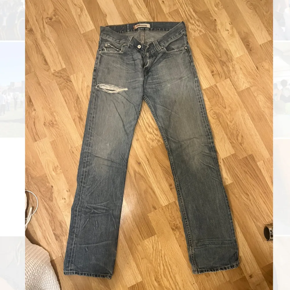 Vintage Levis 506 jeans med snygga slitningar och rak modell. 30/32. Jeans & Byxor.