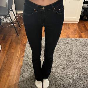 säljer dessa jeans från ginatricot pga att de är en aning förkorta, de är sparsamt använda och det finns inga defekter på användning❣️ jag är 173cm lång