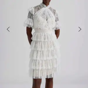 Säljer min By Malina klänning. Modellen heter ”Liona dress”. Använd 1 gång så den är i nyskick. Nypris 2800kr.🩷