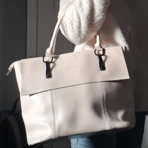 chloé väska - En super snyg chloé väska helt oanvend och är i väldigt bra skick. Väldogt praktiskt då man får plats med mycket. I väskan är upp delad i två delar då de fins en liten veg i miten i väskan