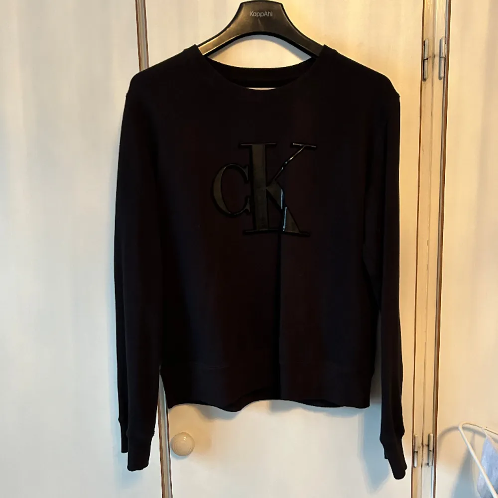 Säljer min Calvin Klein tröja i storlek L. Säljs då den blivit för stor för mig. Sparsamt använd, inga tecken på slitning. Super skön och passar bra i både varmt och kallt. . Tröjor & Koftor.