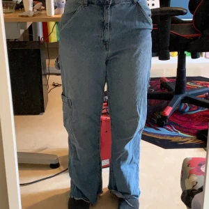 Cargo jeans - Säljer de här high waisted cargo jeans då dem inte är min stil längre. Har använt dem ofta men är fortfarande i bra skick! 🩷 Dem är klippta där nere. Jag är 151 cm lång! 🩷använd gärna köp nu