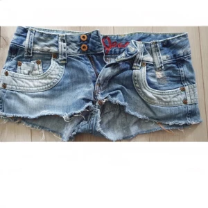 Lågmidjade Pepe jeansshorts - Lågmidjade jeansshorts ifrån Pepe Jeans. Perfekta nu till våren!☺️💖☀️ Midjemått rakt över: 37cm 