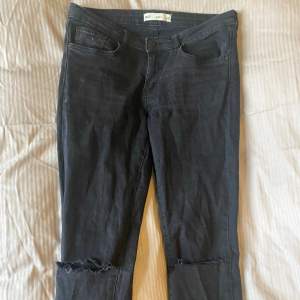 Svarta jeans med hål💗 från Gina tricot i modellen EMMA