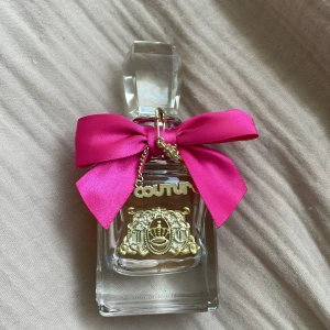 Juicy couture parfym - Säljer då jag knappt använt. Den är nästan full och i bra skick❤️ Köptes för 765kr på Kicks!💓( Lite blekt) 
