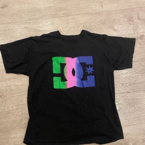 DC t-shirt  - xl, fett tryck, perfekt passform, fruit of the loom, heavy cotton, hör av dig för flera frågor 